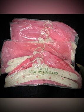 🆕Vintage Avon Satin Padded Hangers Floral Pink Sealed (1) 2-Pack 1986